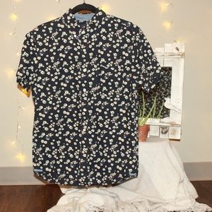 American Eagle Men's Patterned Button Down Flowers